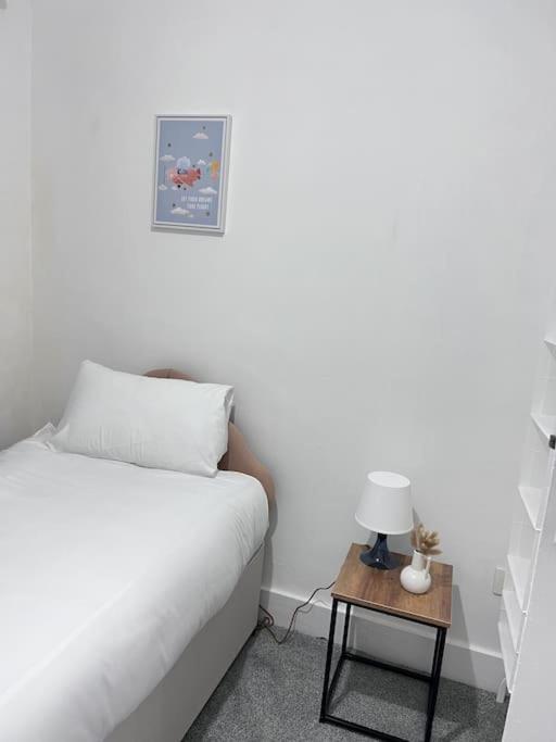 Spacious 3 Bed Flat - Beach Nearby - No Pets Саутенд-он-Сі Екстер'єр фото